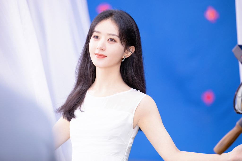 一组赵丽颖美图送上 明眸温婉浅笑嫣然