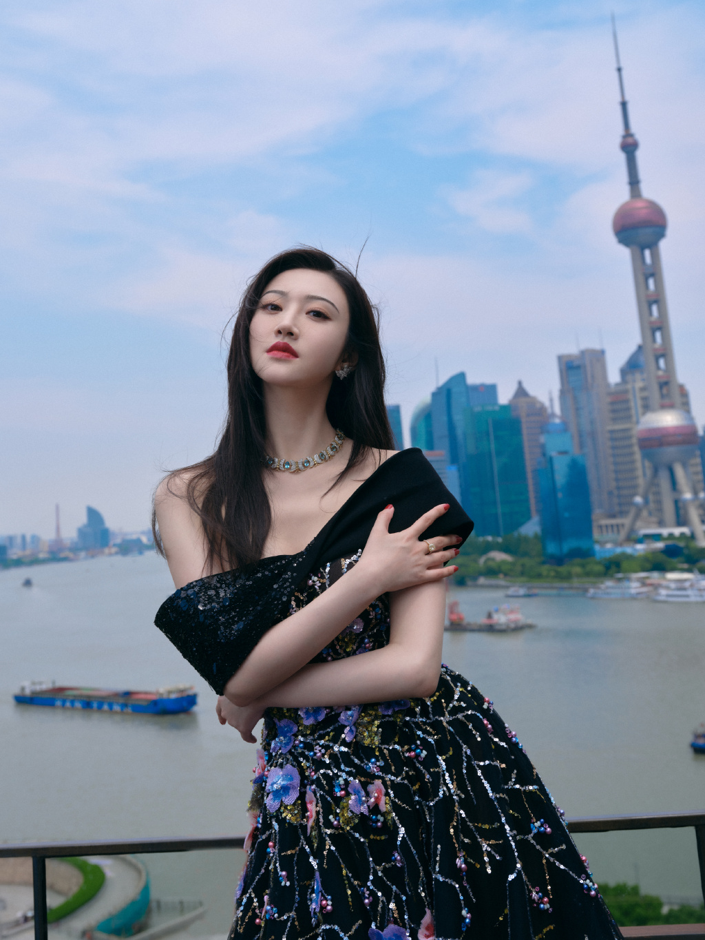 景甜暗夜繁花礼服 香肩半露美艳迷人