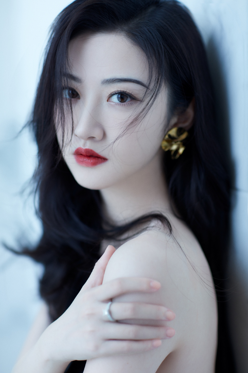 景甜氛围感美图送达，红唇美颜风姿绰约