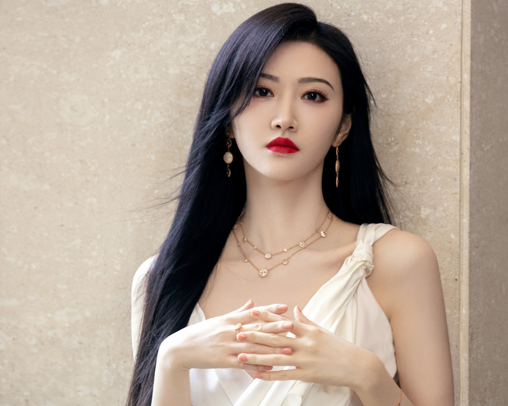 景甜高开叉白裙造型 性感红唇太惊艳了