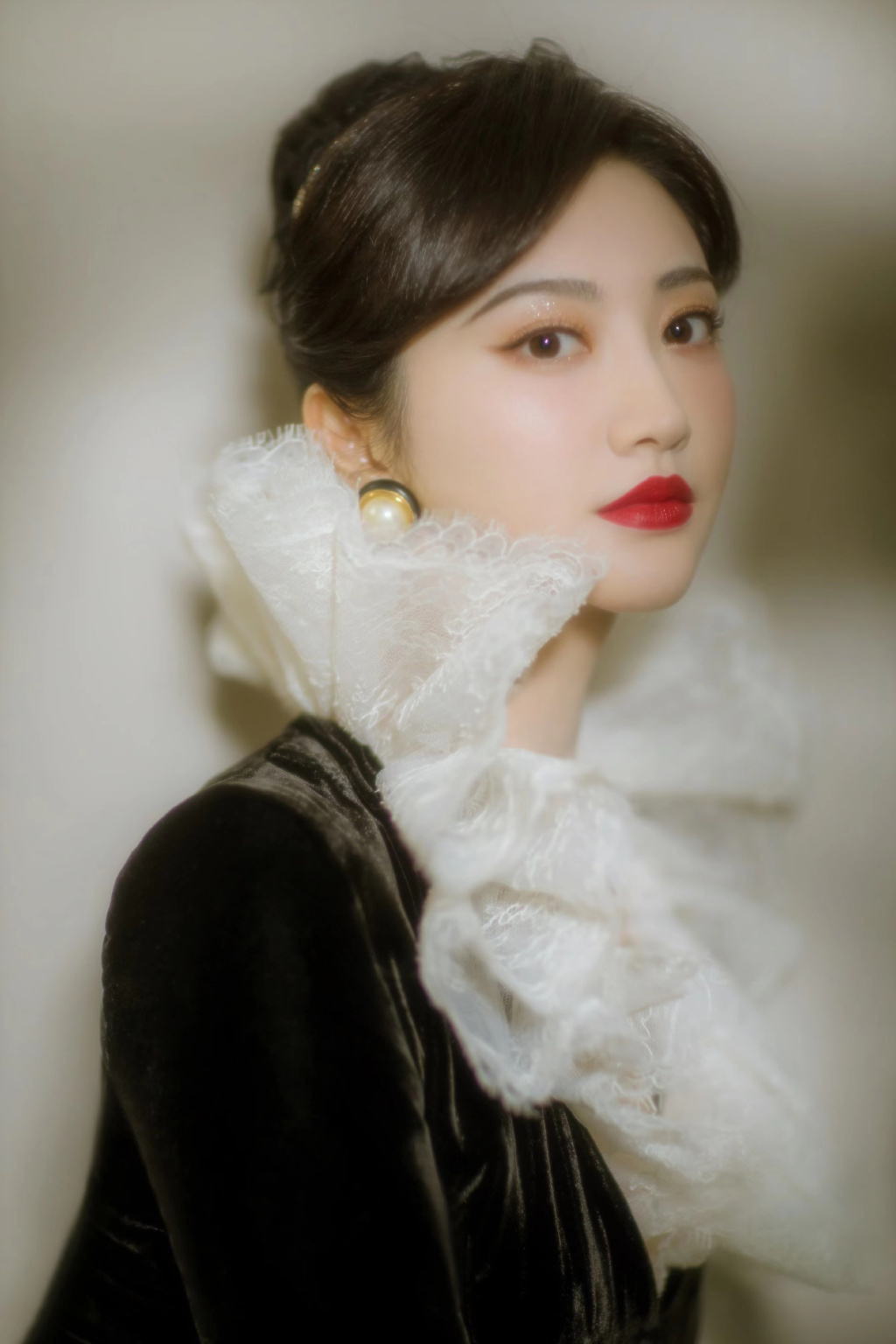 景甜赫本风造型写真 完美演绎复古风情