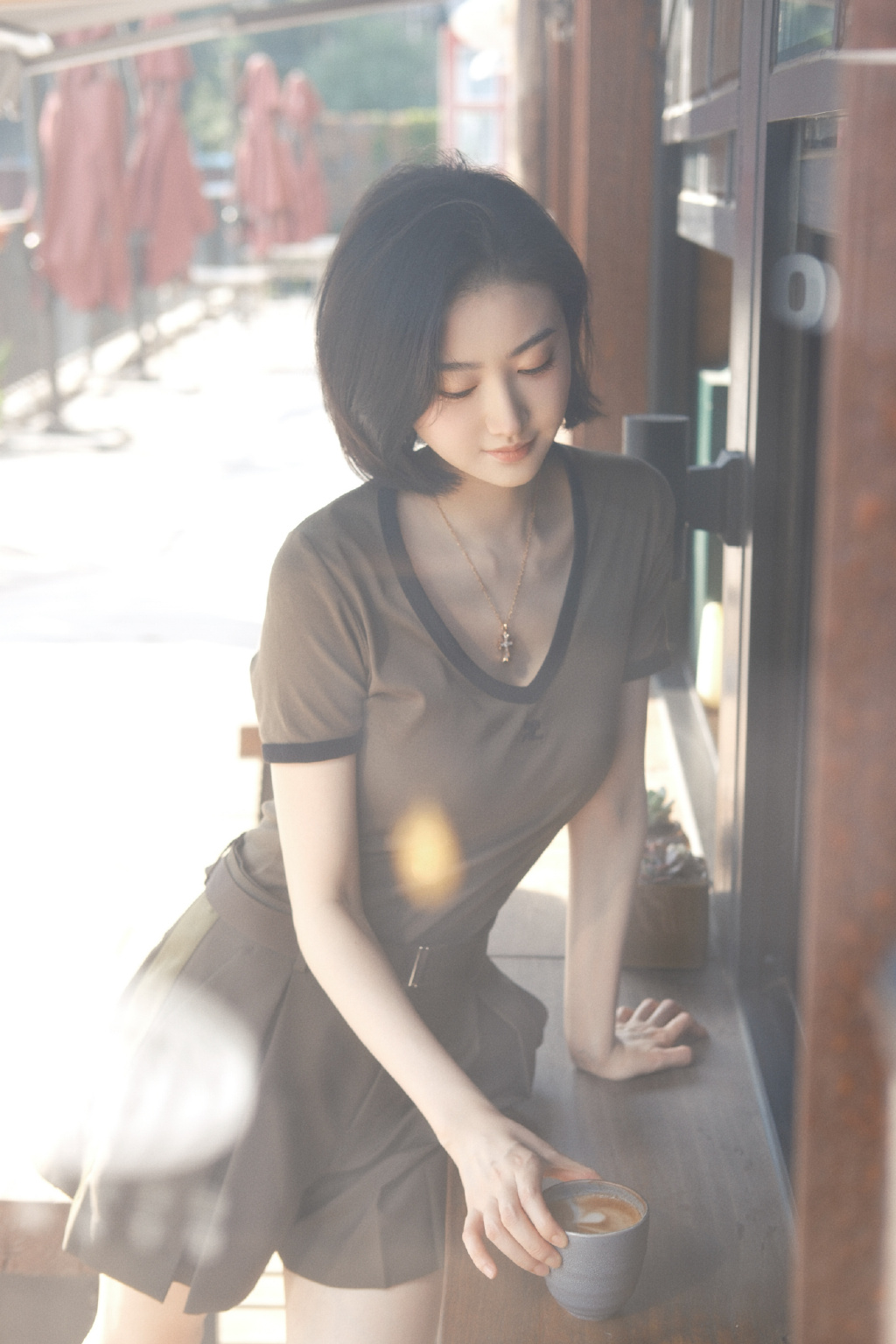 短发的景甜，轻熟感美到无边无际