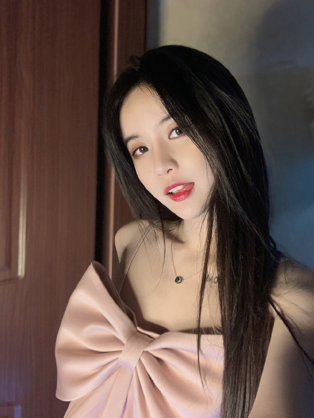 杨清柠晒出最新生活照，整体风格突变