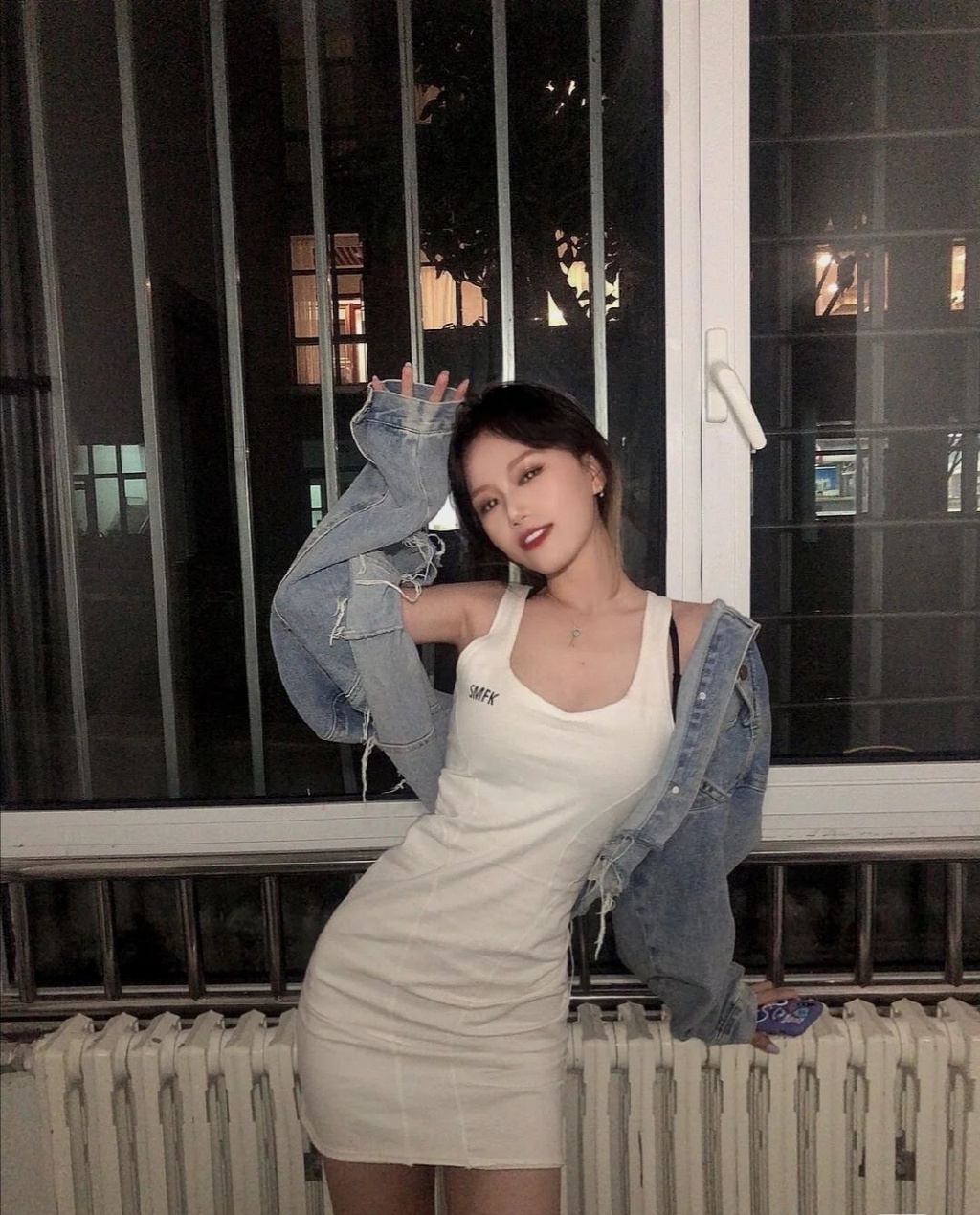 妹子阳台自拍，S身材展露无余