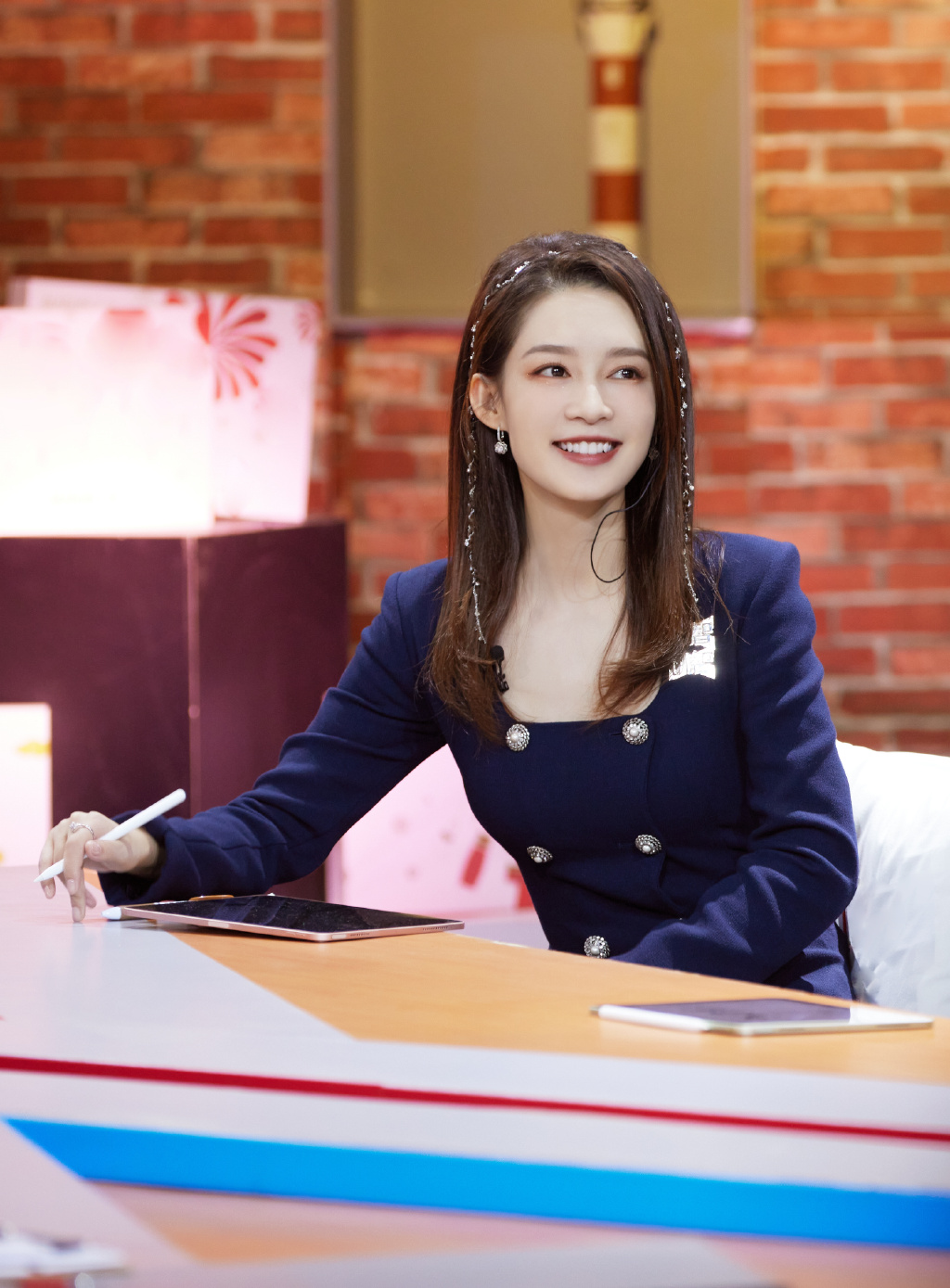 李沁钻链编发绝美造型，很难不心动