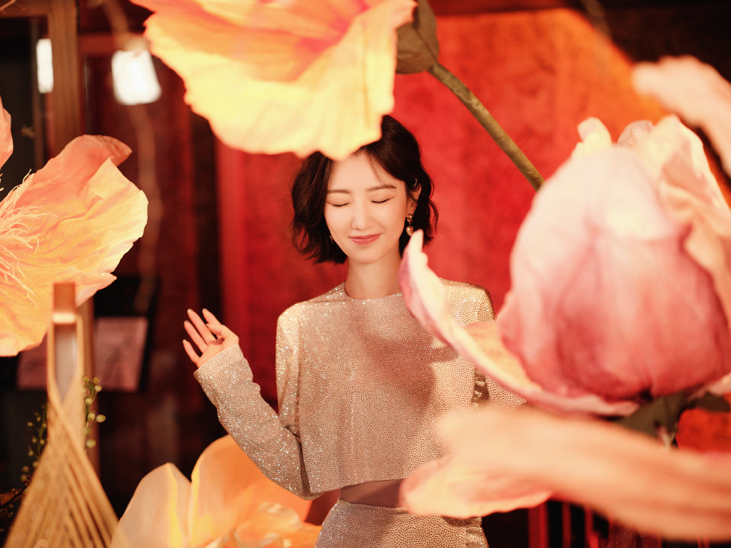 毛晓彤｜身处在鲜花当中的温柔小女人