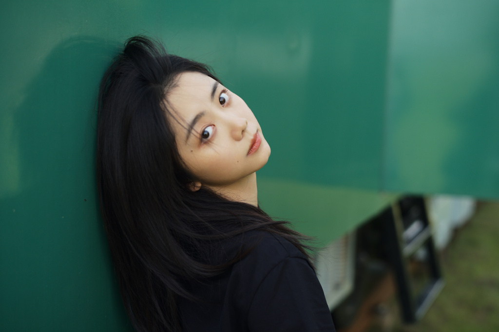 谭松韵，光影之中的可爱女孩