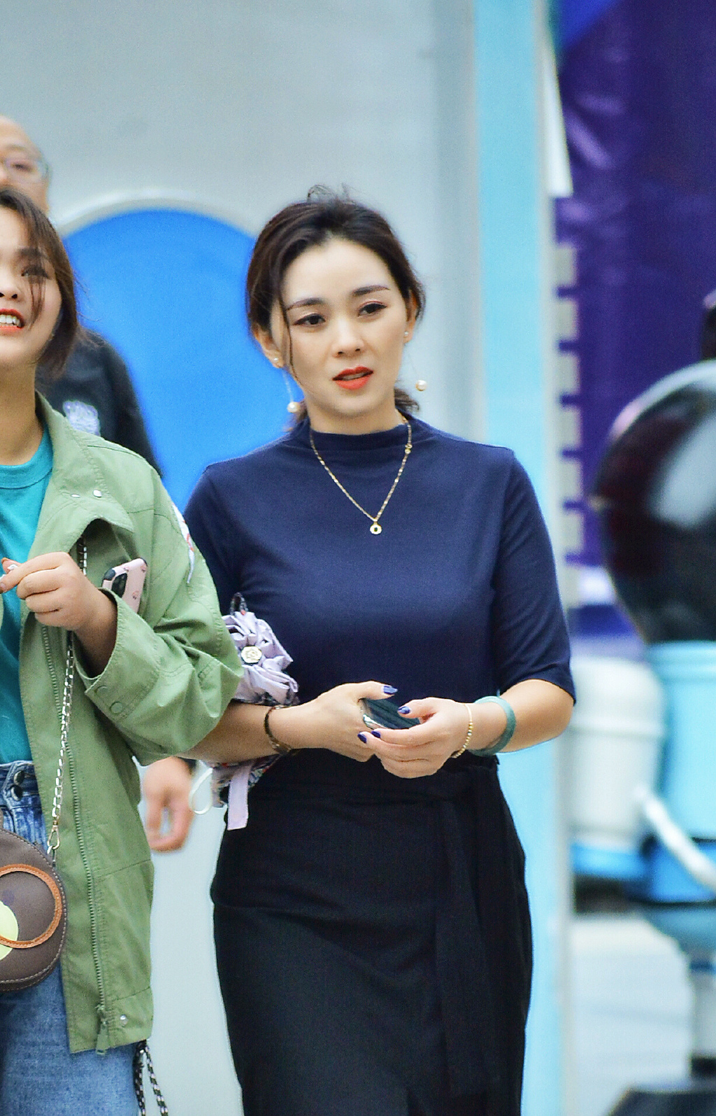 美女的项链真好看