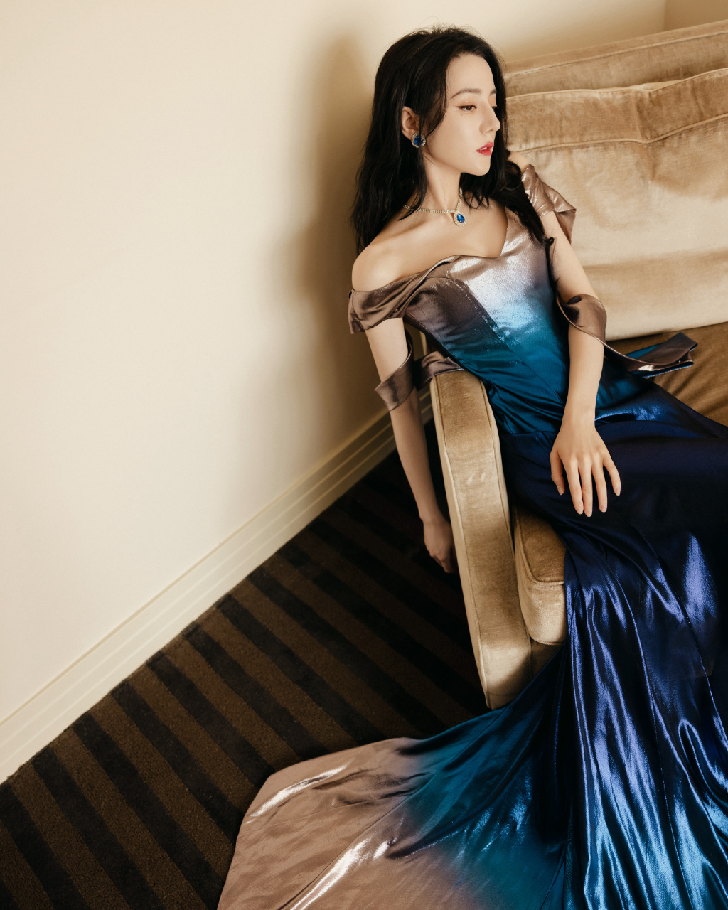 迪丽热巴一袭蓝色流光人鱼裙，曼妙灵动神秘魅惑