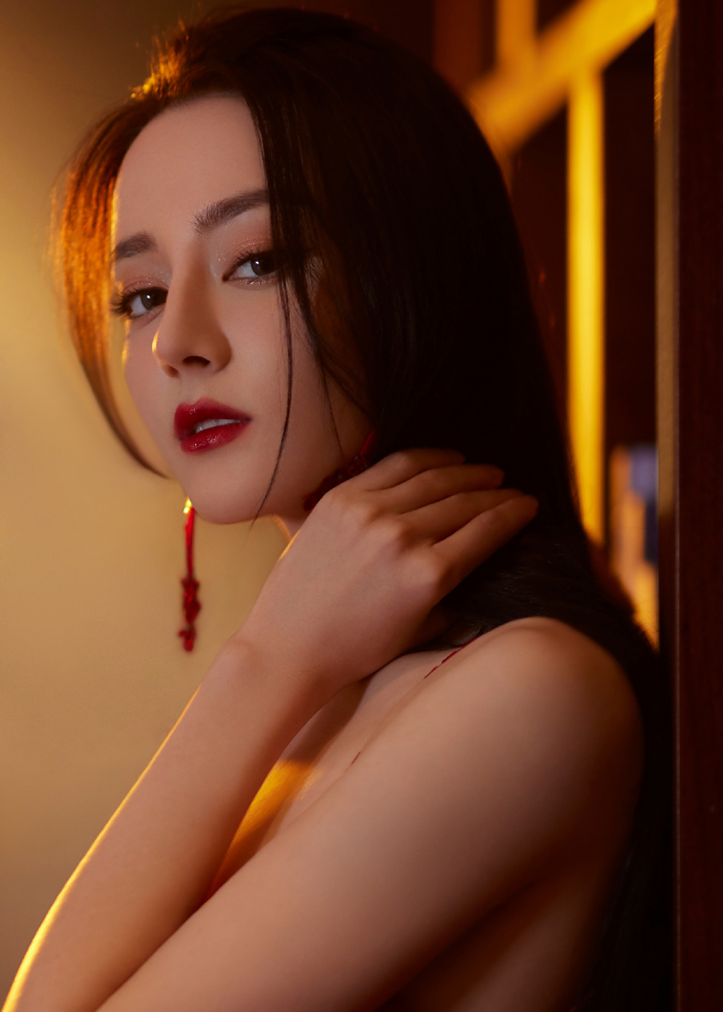 迪丽热巴释放红色魅力，点燃酷飒动人心魄