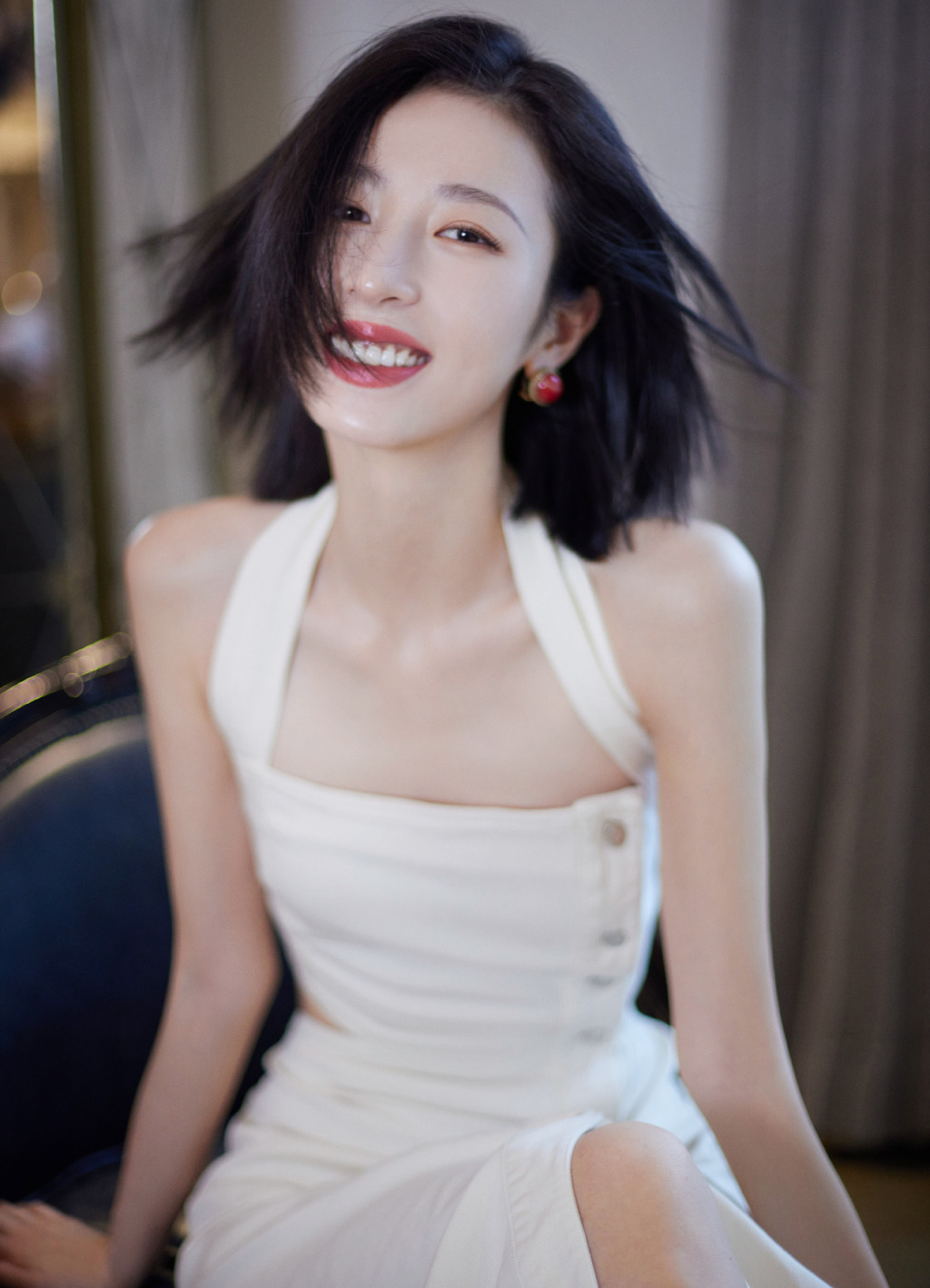 周雨彤白色长裙简约大气，尽显曼妙身材