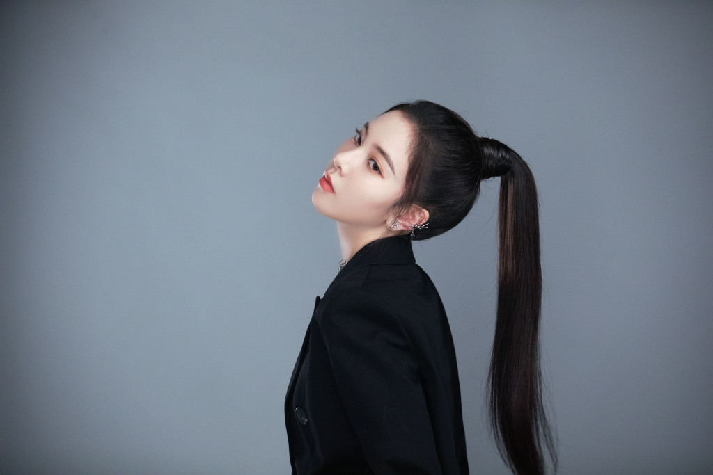 黑衣红裙，酷飒的高马尾宋妍霏