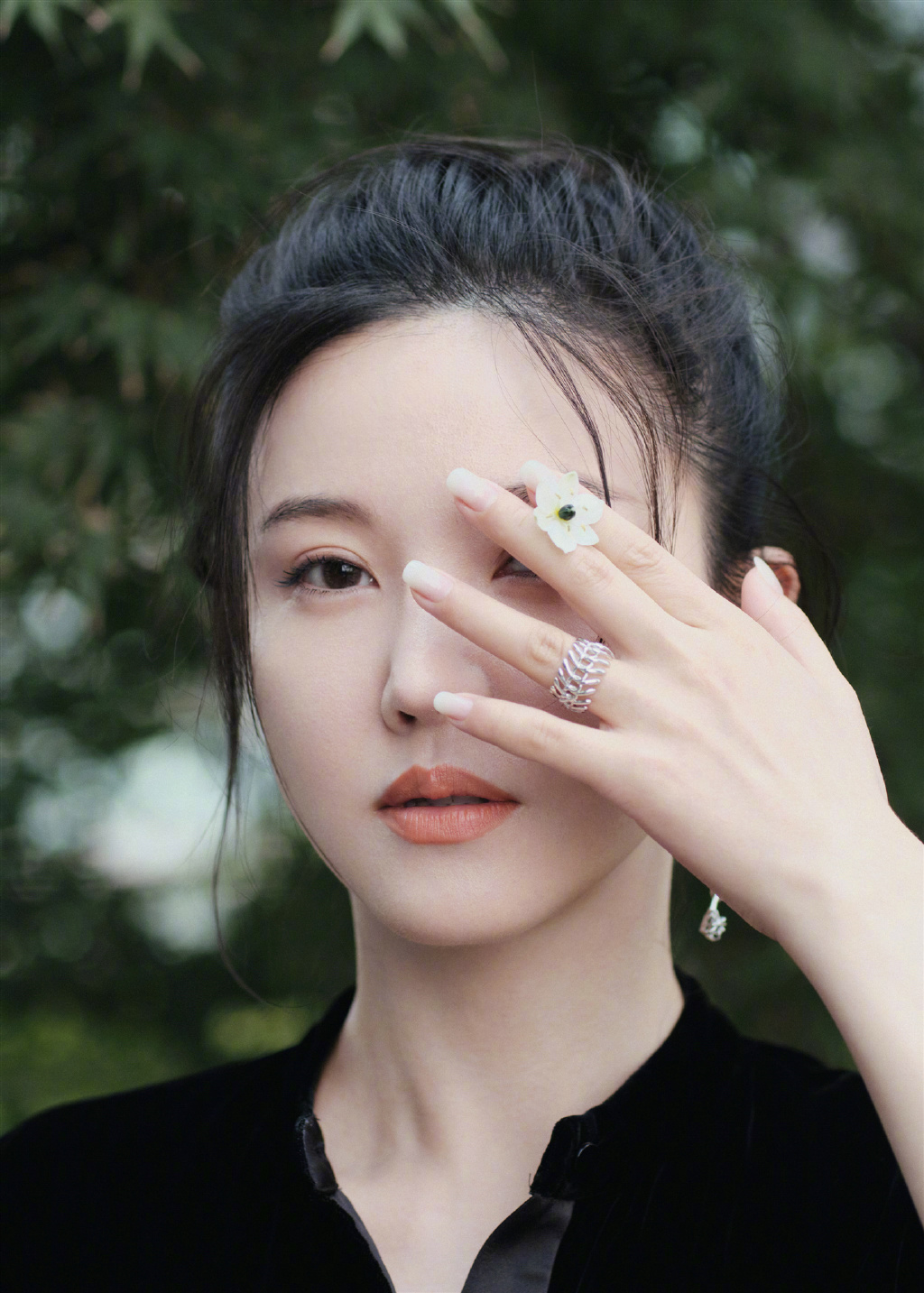 杨子姗黑色天鹅绒连体裤，又A又飒