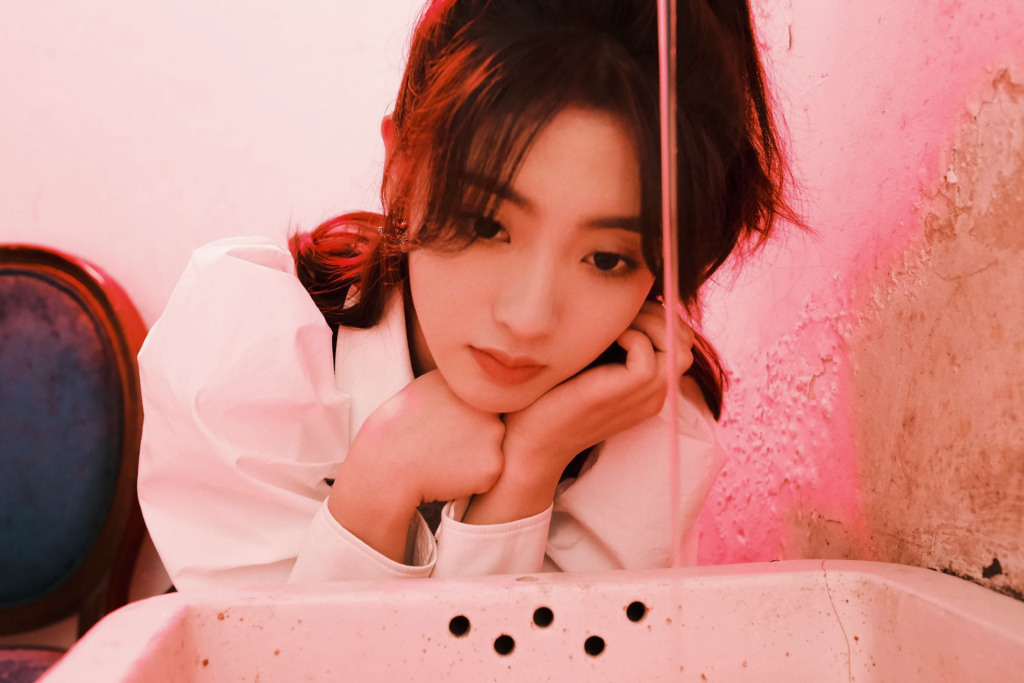 邢菲背带裙胶片写真，满满的活力