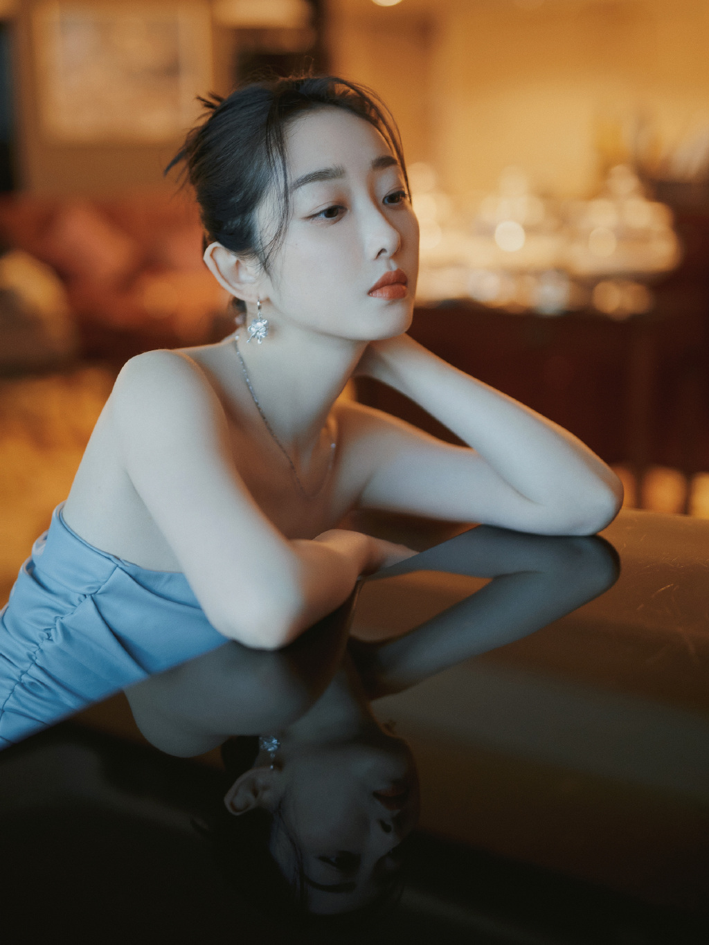 蒋梦婕穿抹胸短裙曲线惊艳，双腿又细又长又直