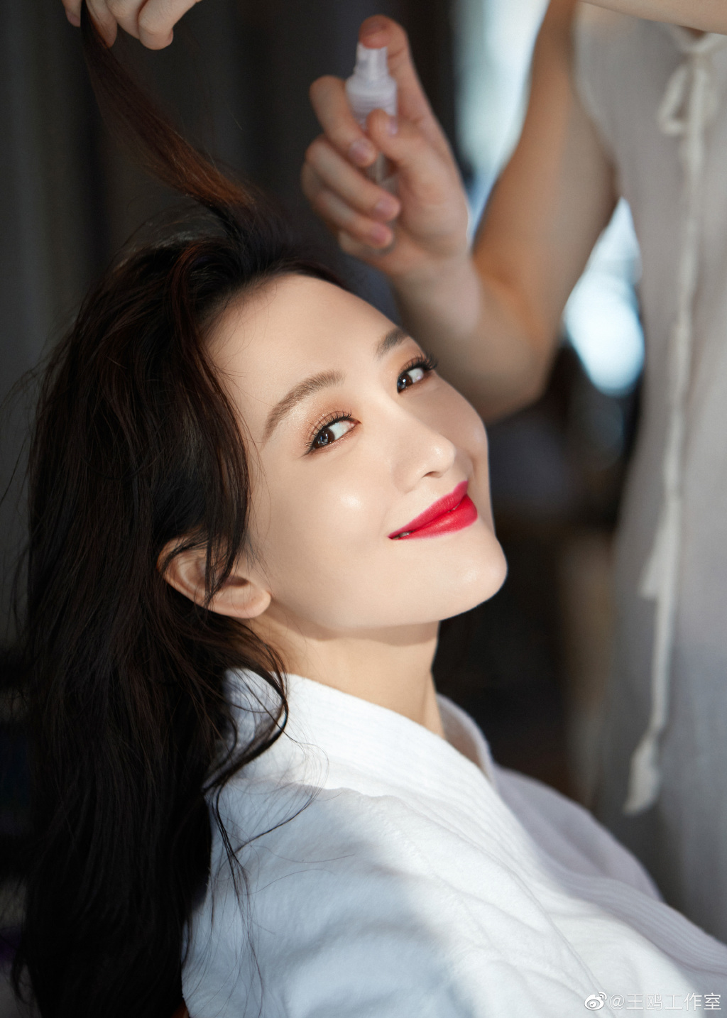 王鸥夏至红唇光影写真，这也太美了吧