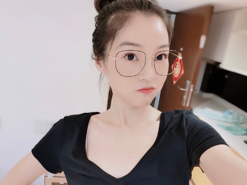 演员郭艳微博晒自拍，丸子头造型清新怡人