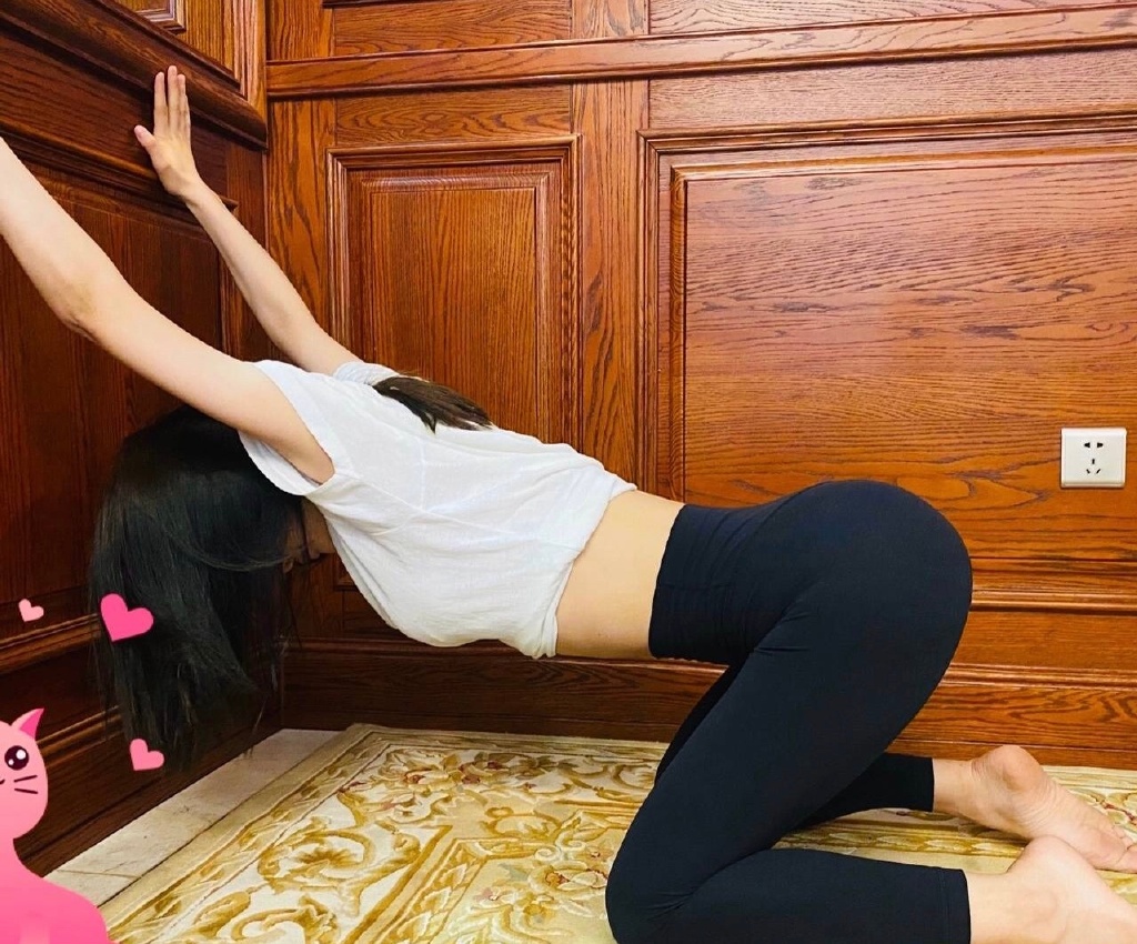妹子自拍，展现S型前凸后翘好身材