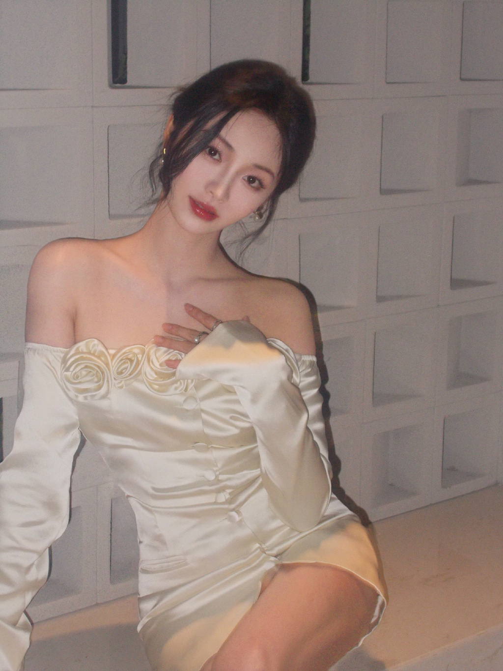 感受一下周洁琼的香肩，这向下滑动的醉人之香