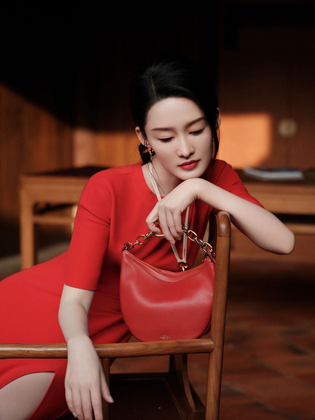 清冷的李沁，烈焰红唇气场绝了