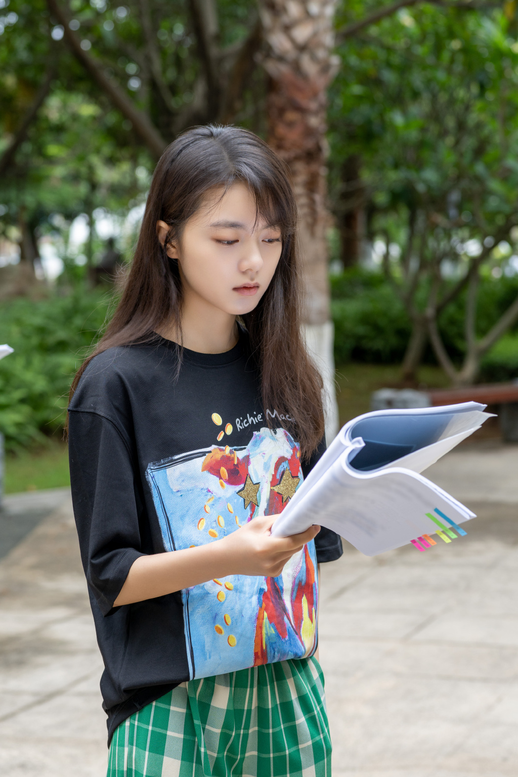 读剧本的赵今麦，认真的女人最美丽