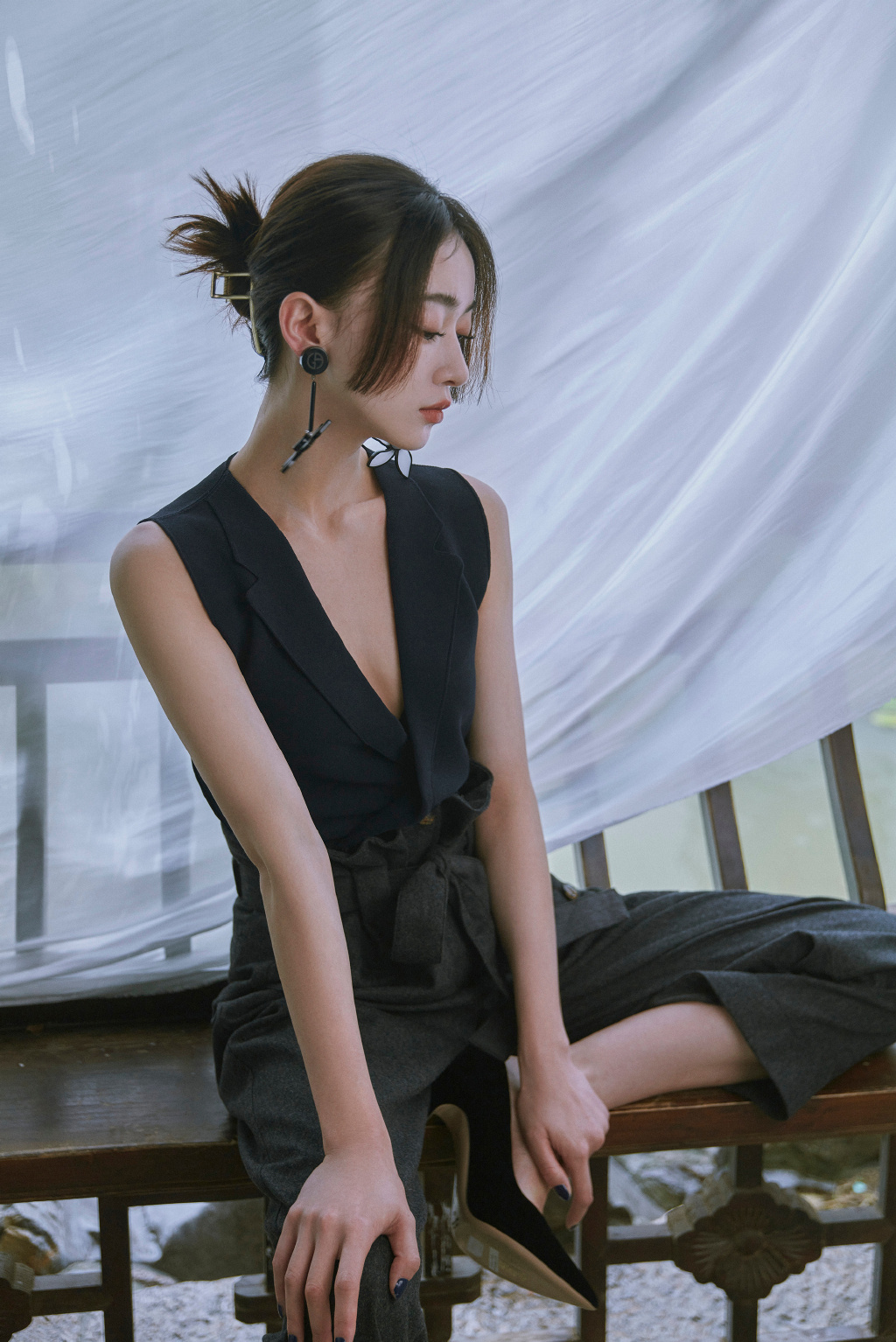 金陵美人吴谨言 飒爽侠气征服古韵园林