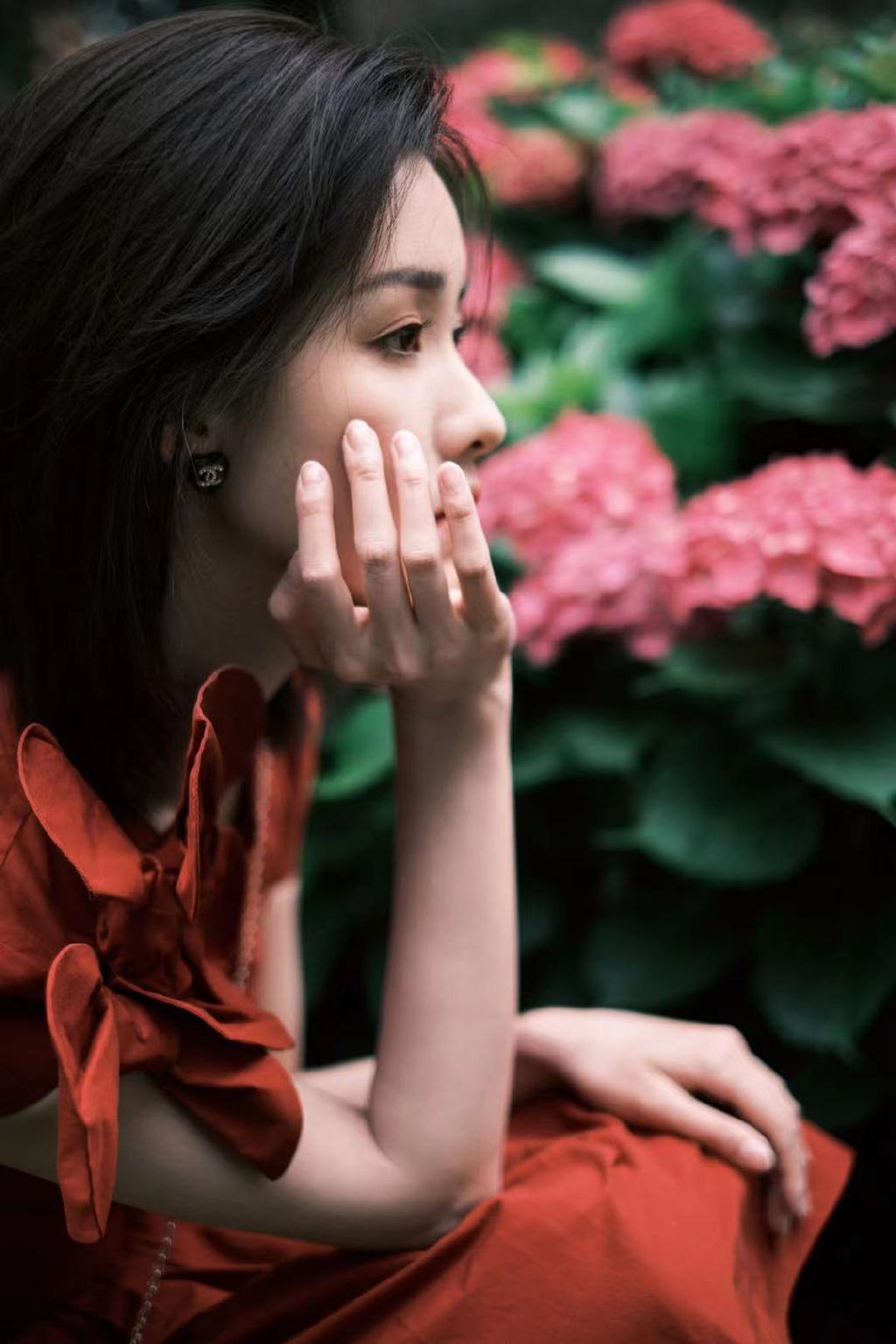 园中漫步恬静悠然，陈都灵在等你~