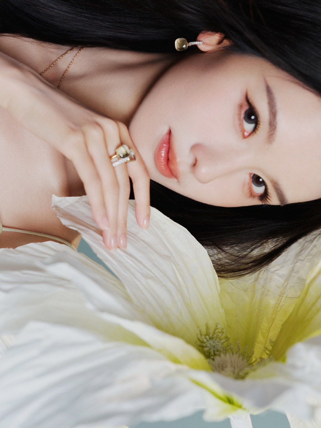 那么清纯的陈都灵，突然性感高冷了