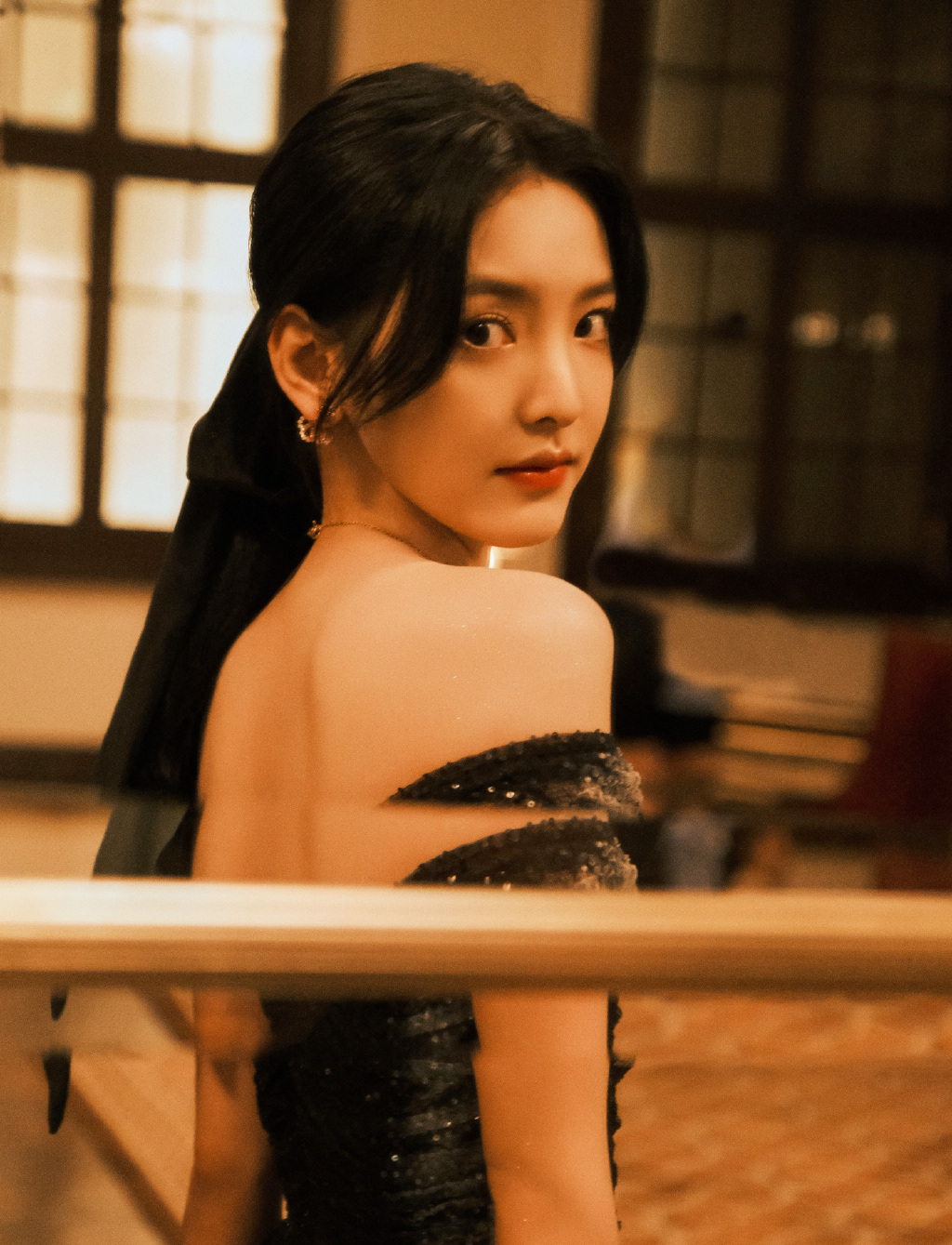 章若楠星光璀璨抹胸裙，大美女没错了