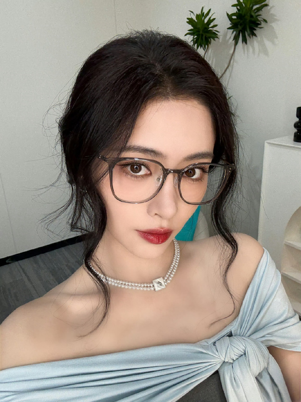 许佳琪的自拍，把你盯出来
