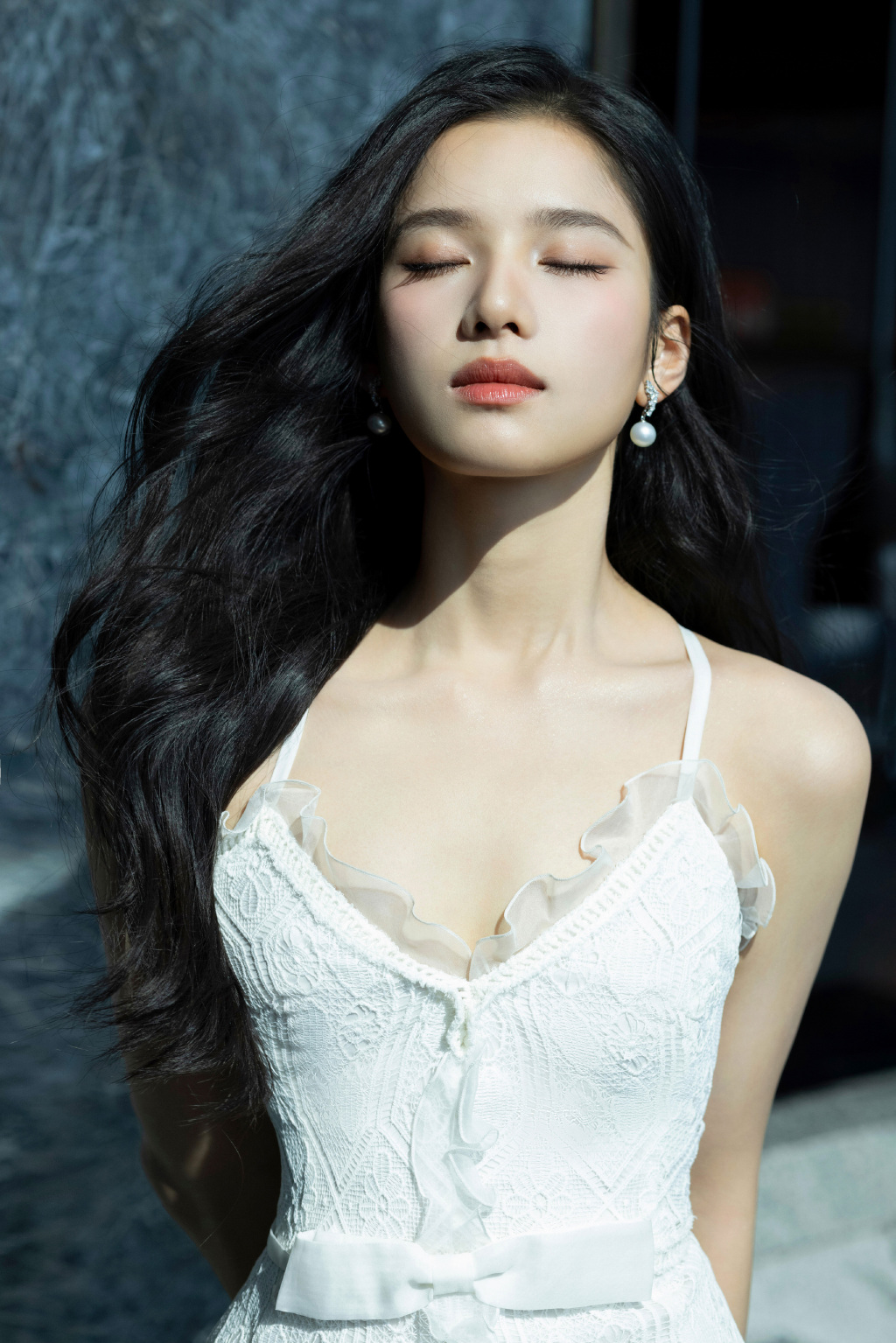 张婧仪｜一袭典雅温柔，勾勒纯白曼影
