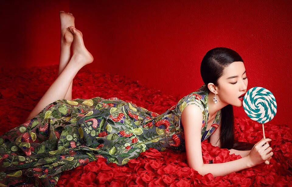 喜闻乐见的女明星PK环节，一个姿势