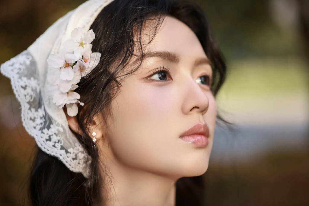 清冷女神周也，雪白香肩太迷人了