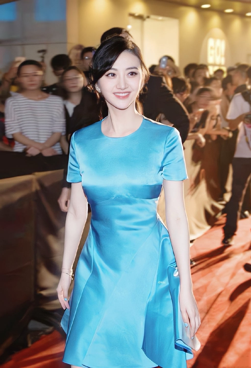 景甜蓝裙子穿搭，温婉迷人