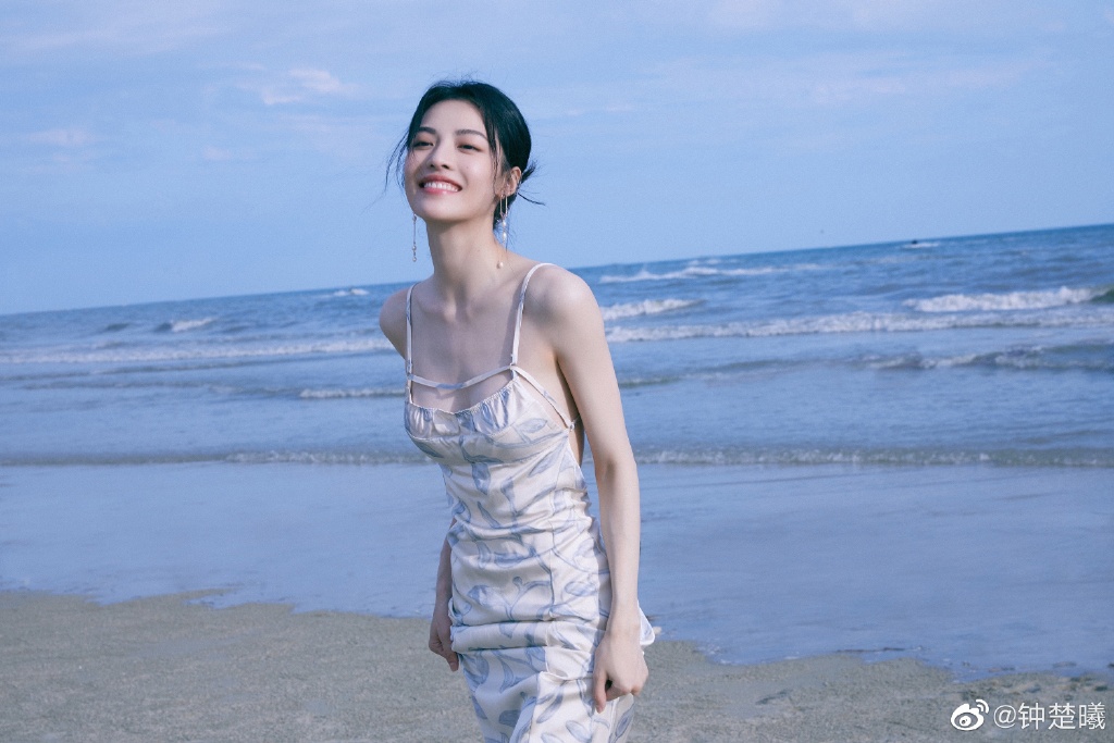 钟楚曦海边大片曝光 身穿蓝色印花吊带裙身姿优美
