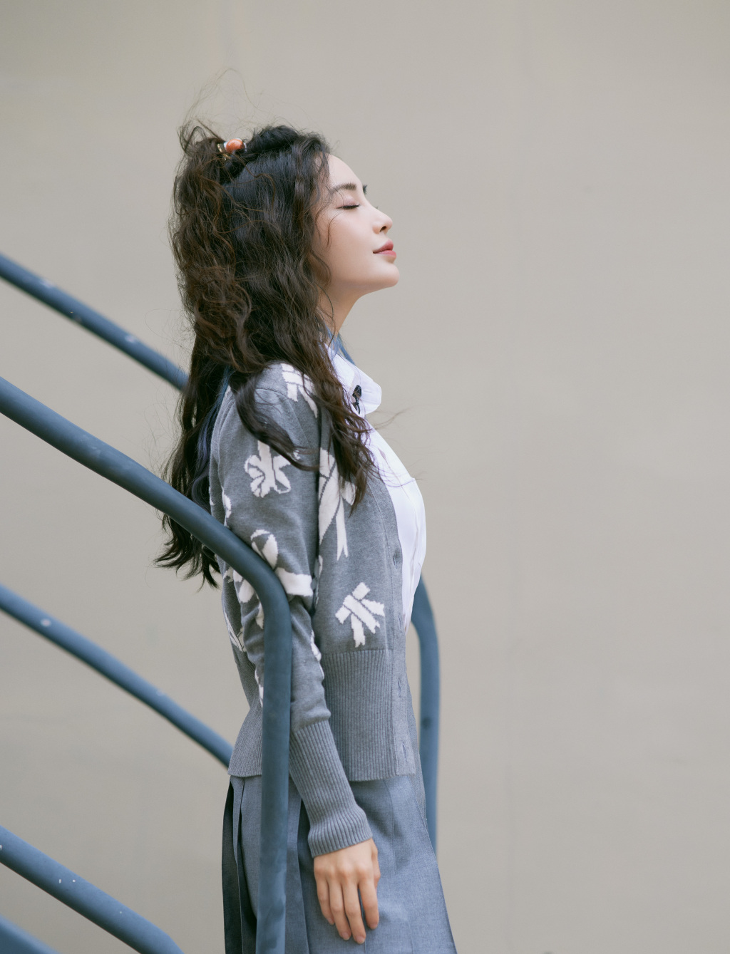 Angelababy半高马尾发型，解锁夏日清爽活力