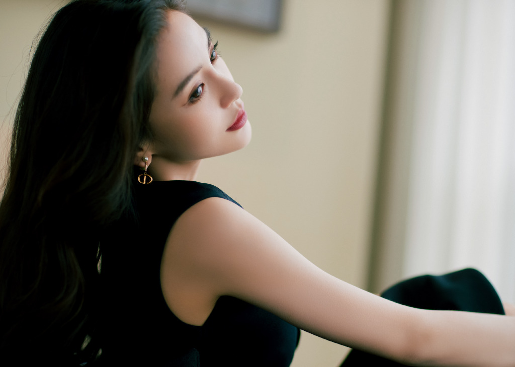 红唇、长发、黑裙，angelababy尽显优雅曼妙