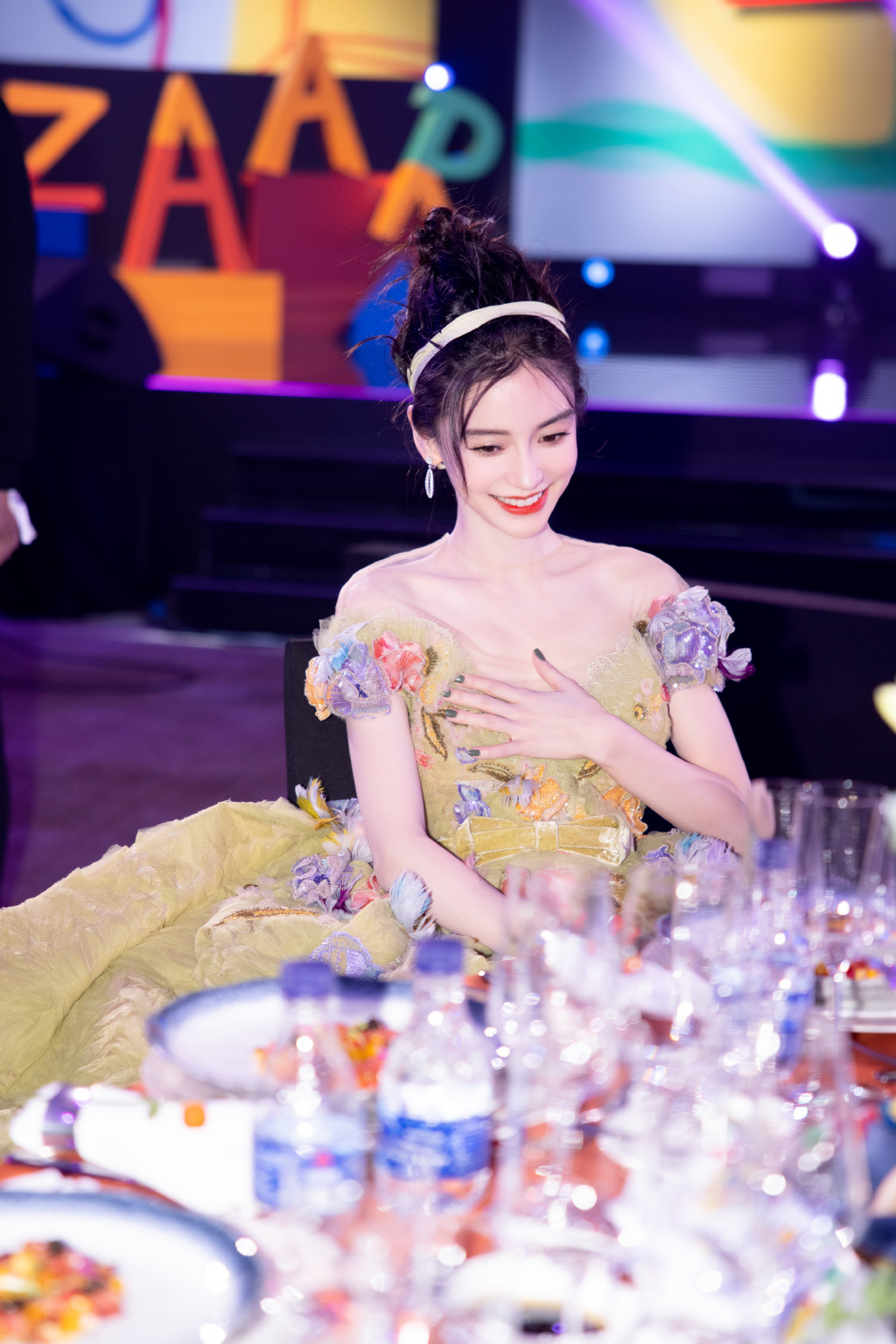 Angelababy现身慈善晚宴 雕花长裙清新灵动