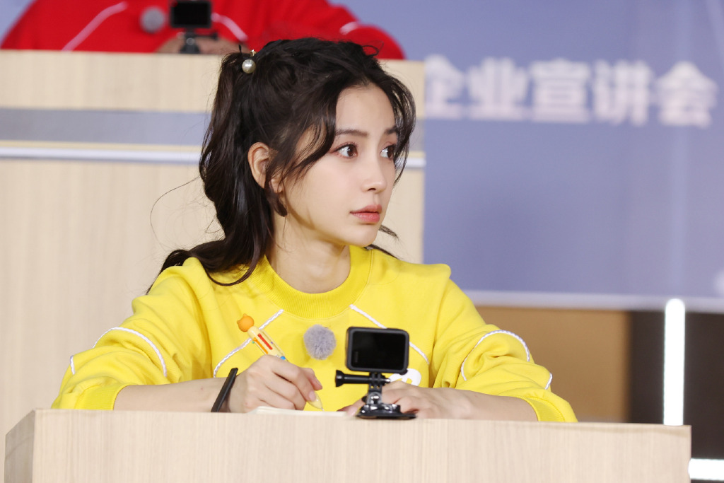 杨颖最新跑男拍摄中，公主baby太美了