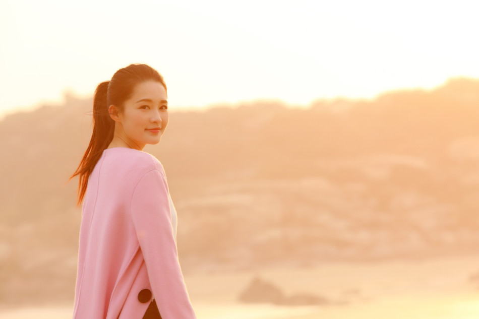 李沁海边夕阳下漫步，大秀完美天鹅颈