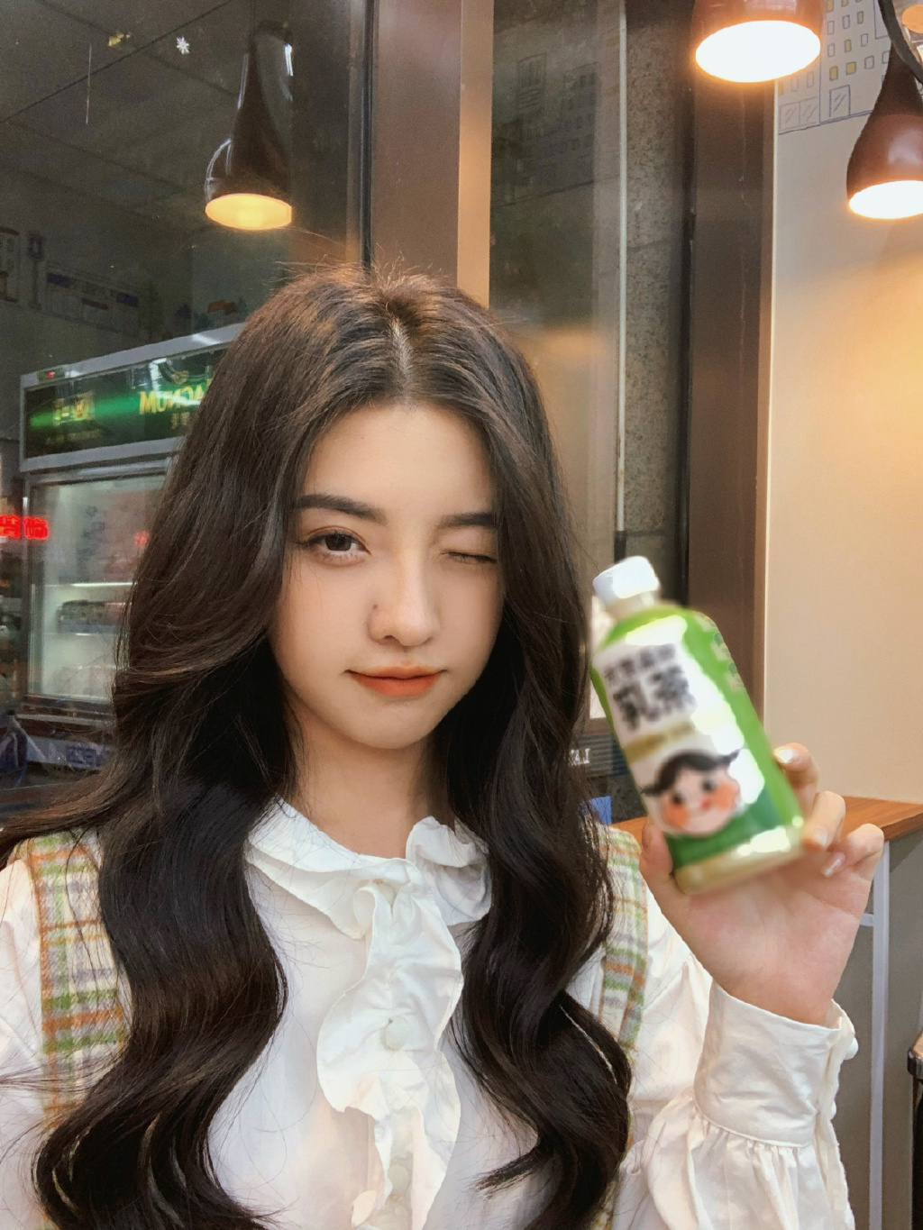甜美可爱的便宜店女孩