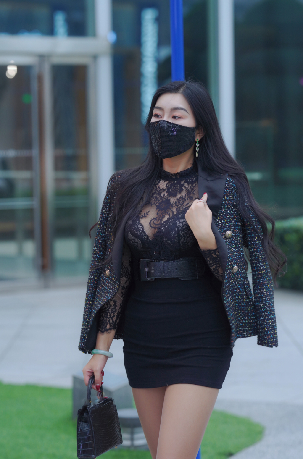 性感美女身材惹火，胸围圆滚滚