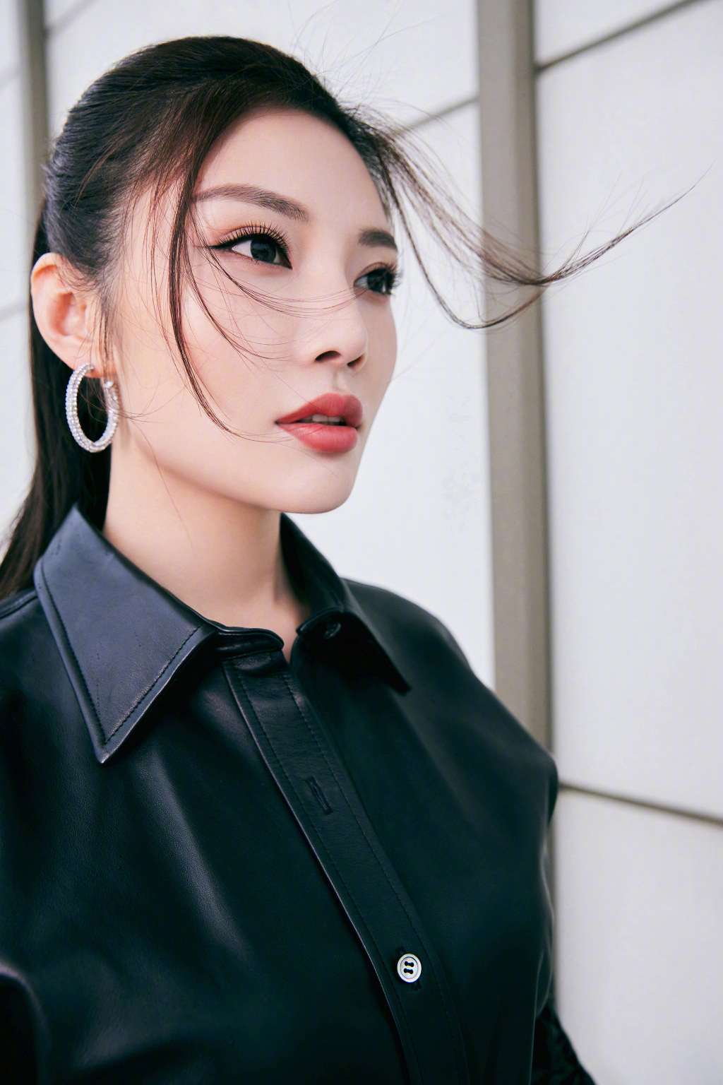 徐冬冬皮衣牛仔造型，酷飒美艳！