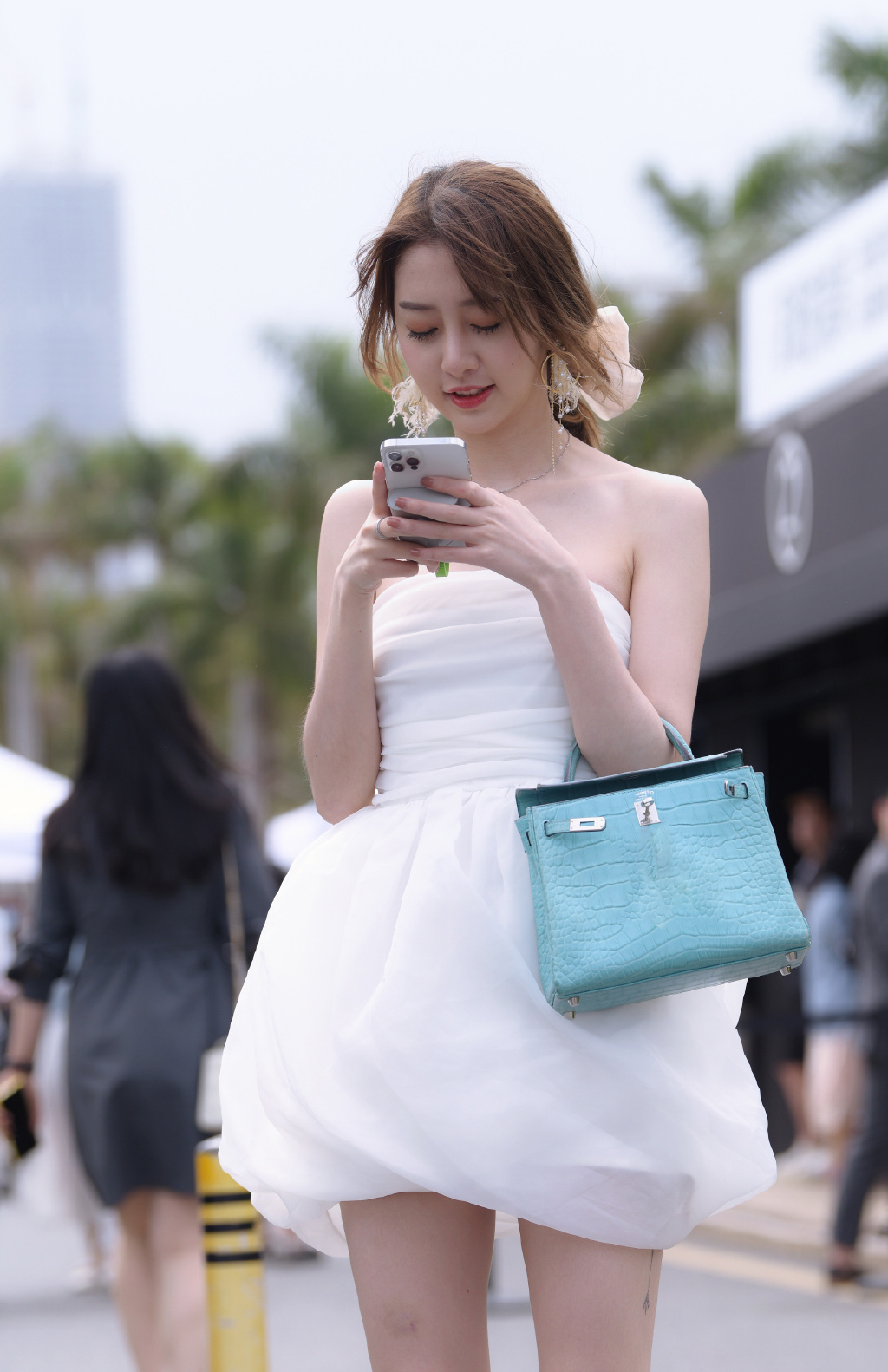 又甜又白的妹子，把现场所有男人的魂都勾走了