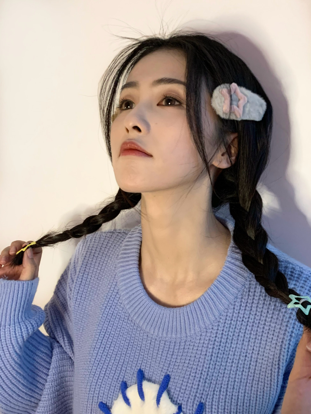 白鹿微博秀美照，可爱麻花辫少女感爆棚