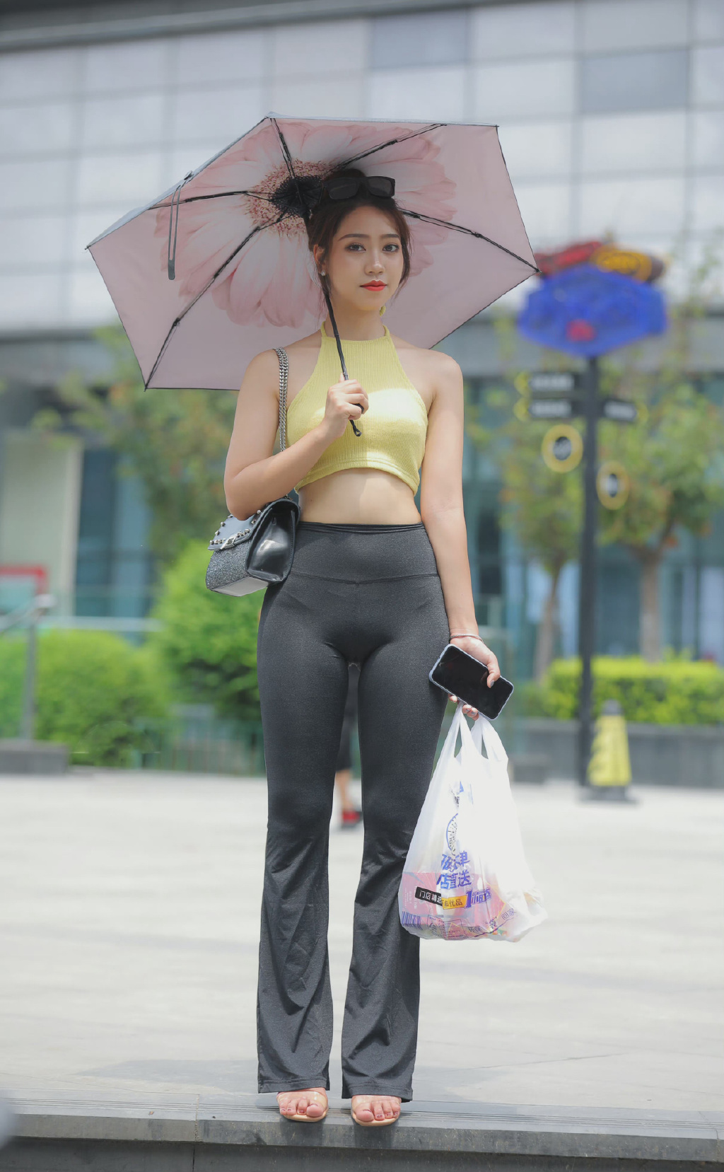 这屁股也太翘了！当街卖弄风骚看呆路人