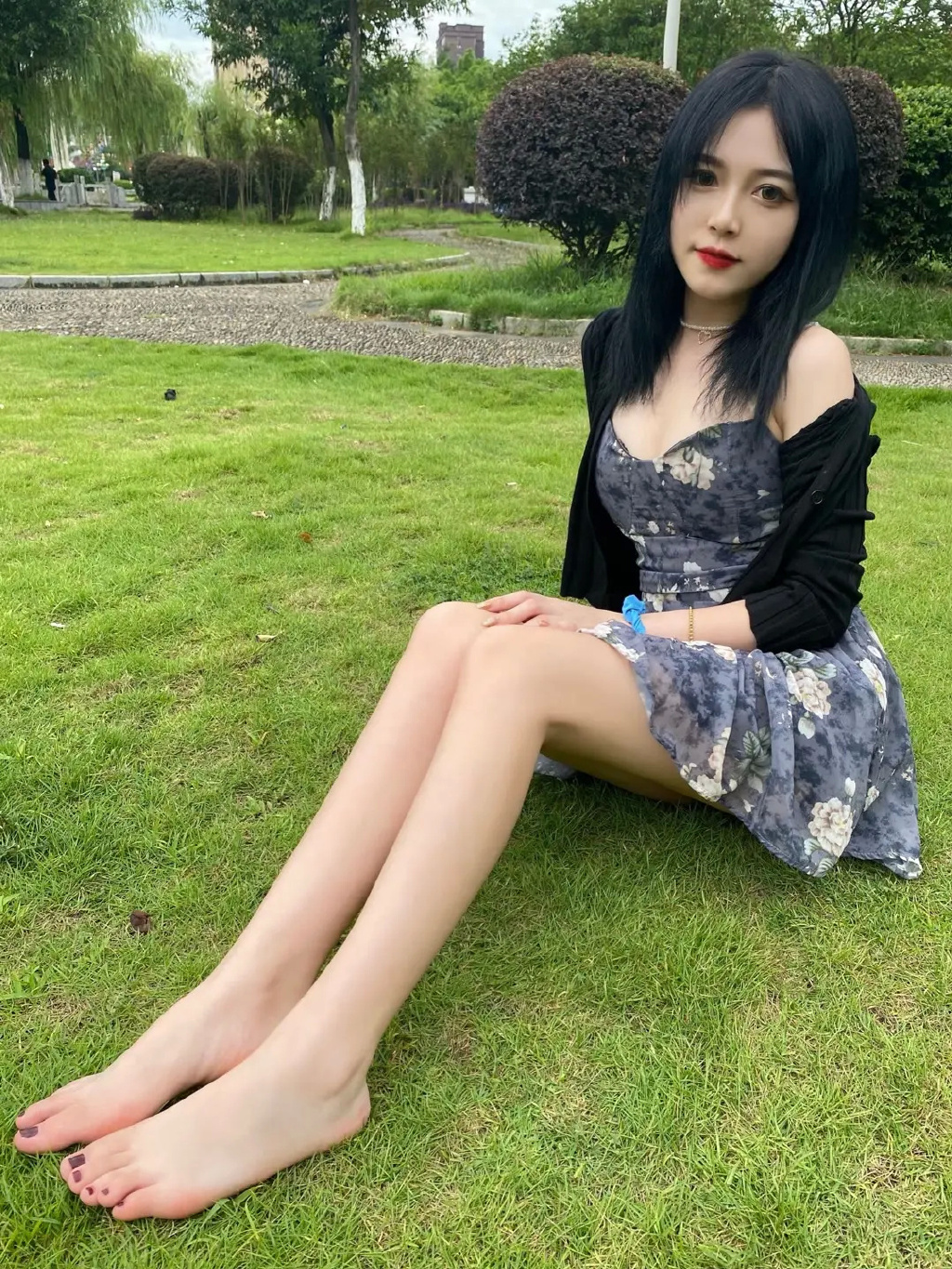最喜欢和女朋友去草地上玩了