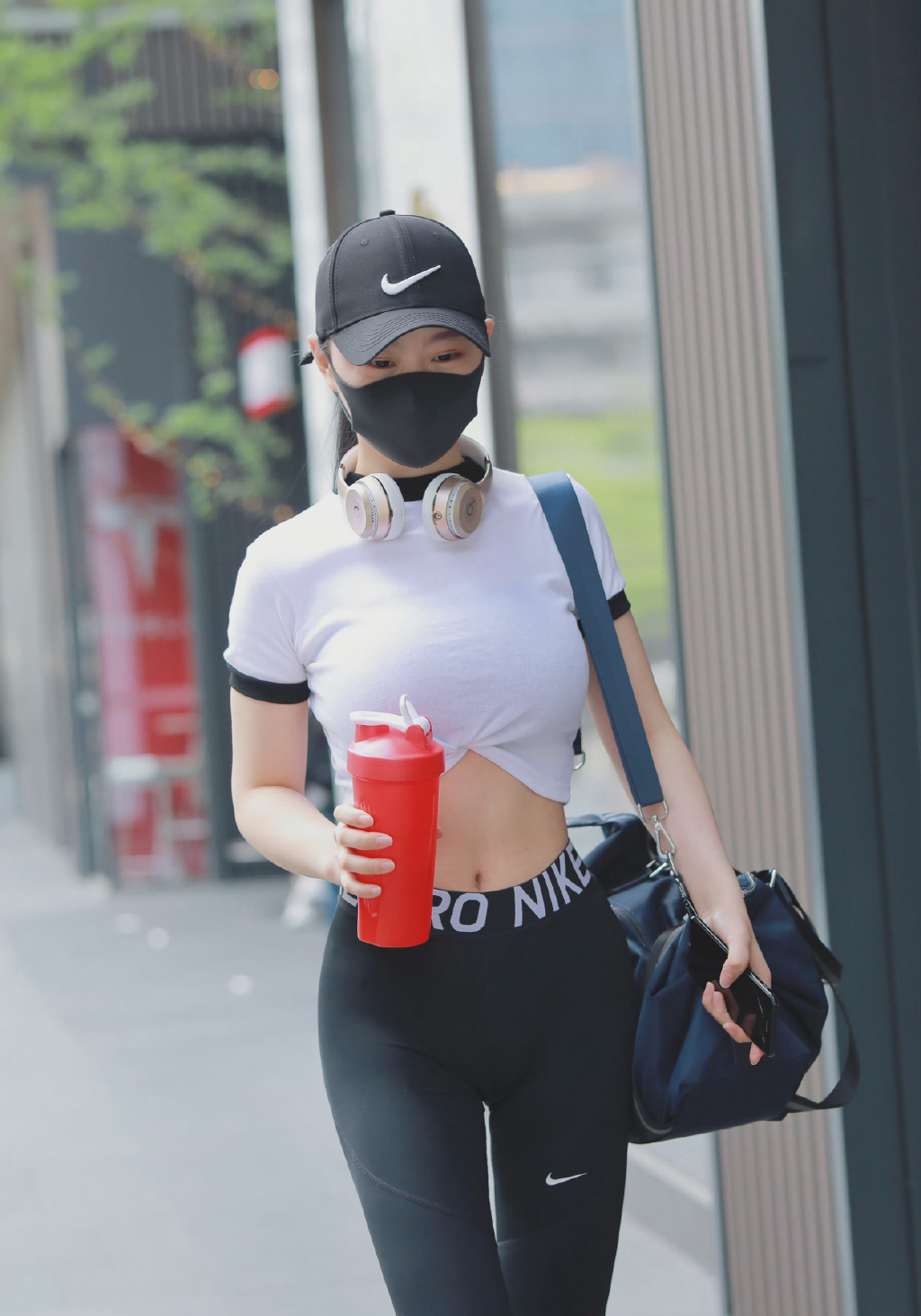 街拍大胸妹，这身材不科学啊！