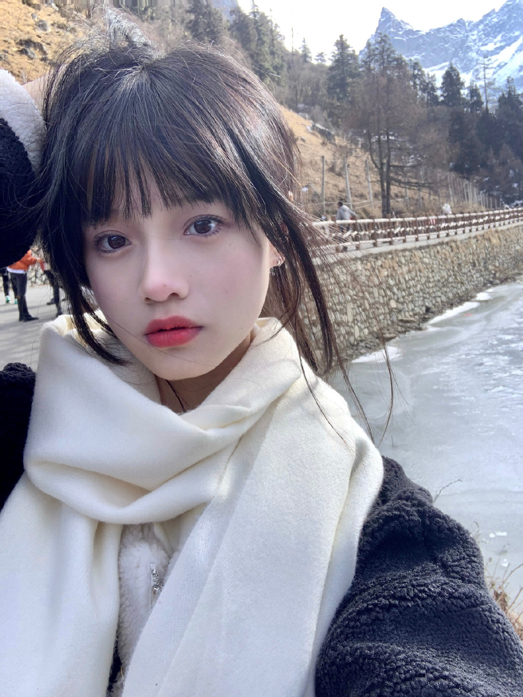 高颜值的漂亮小姐姐，每一张自拍都那么美