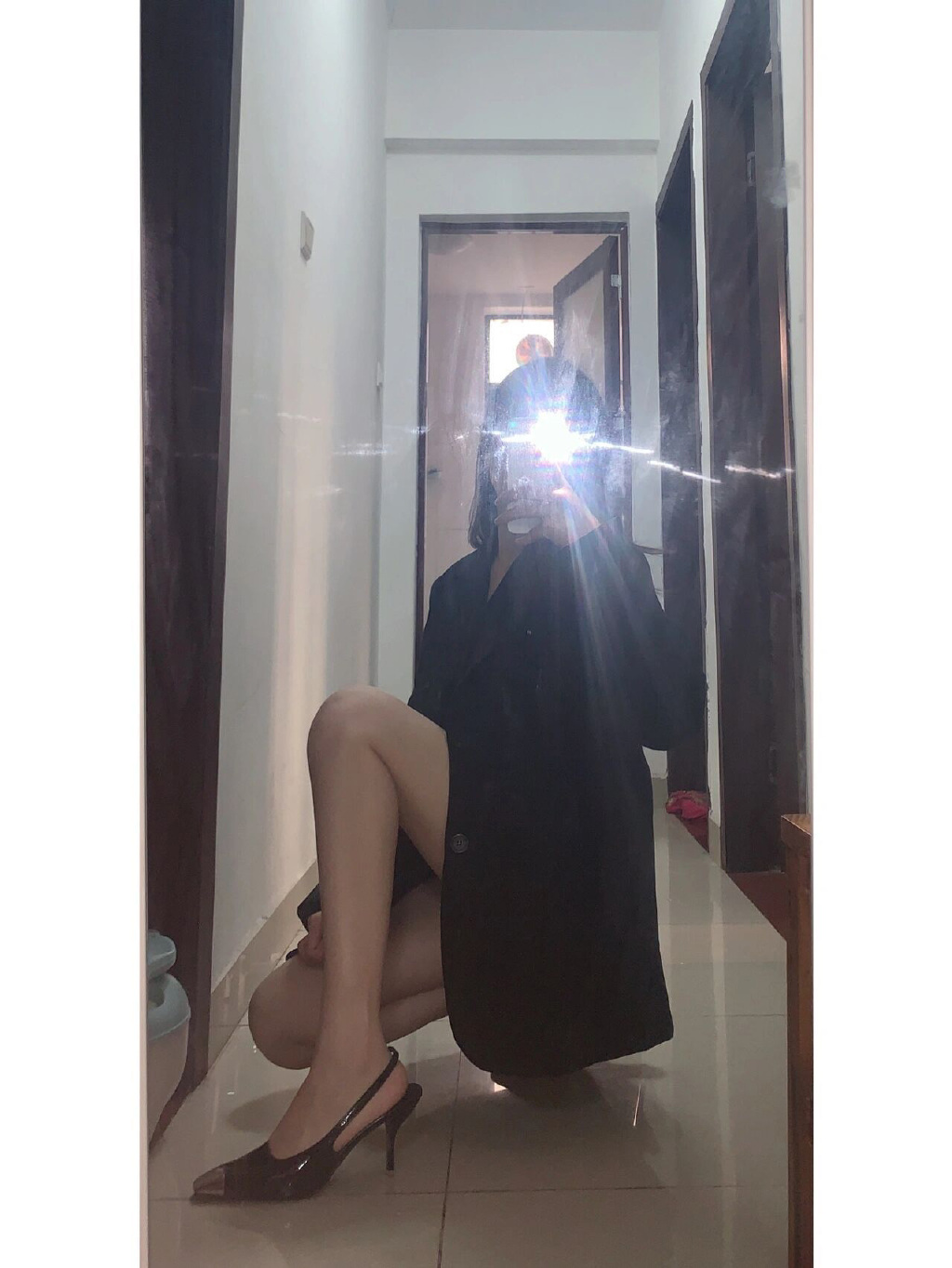 美女在家疯狂自拍，大展撩人姿势